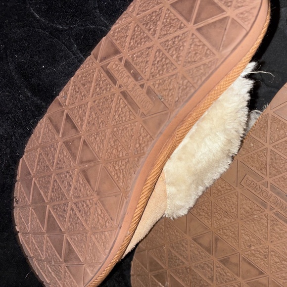 Minnetonka slippers fuzzy fur lined WW used condition women’s slippers SZ 8 - Picture 6 of 6